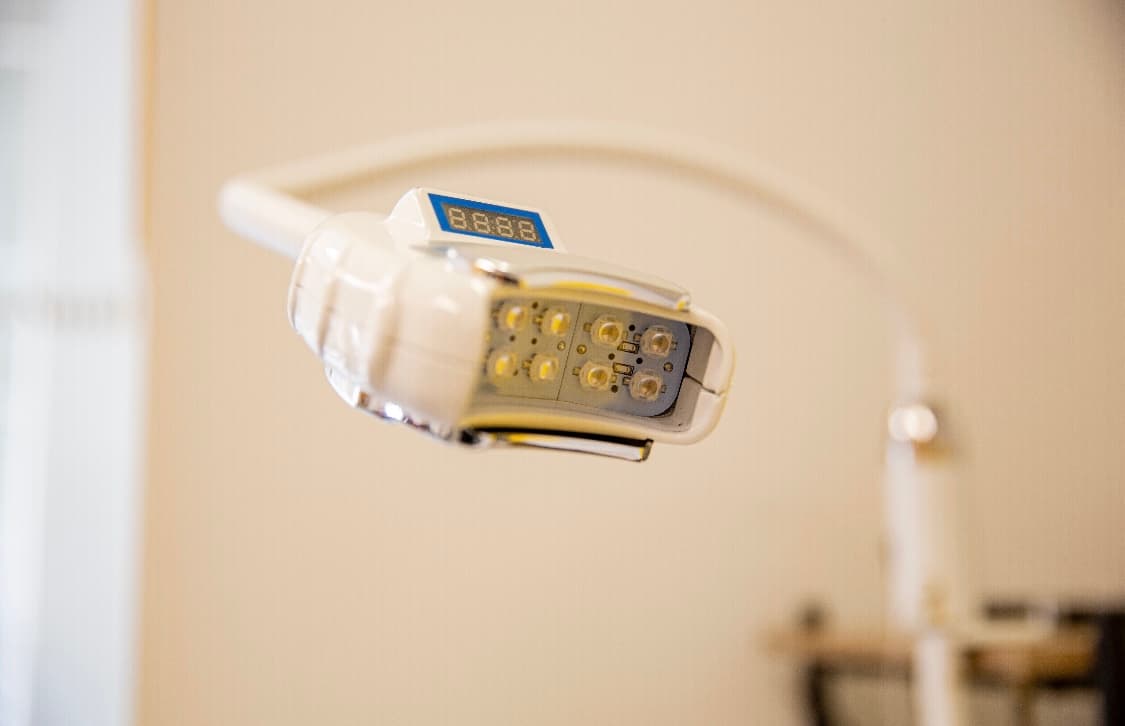 LED-lamp voor peroxidevrij tanden bleken bij Golden Smile